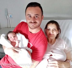 Good news - Mirco Santoro ed Erjona Likaxhiu abbracciano la piccola Viola