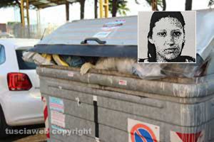 Il cassonetto di via Solieri dove è stato ritrovato il feto - Nel riquadro la madre