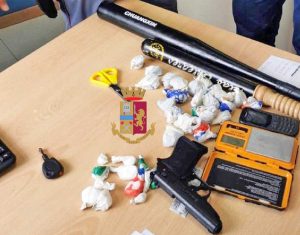 Napoli - In auto con pistola, mazze da baseball e 37 dosi di droga