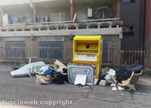 Il cumulo di rifiuti in via Agnesotti