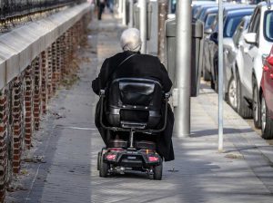 Un disabile in scooter elettrico
