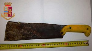 Il machete sequestrato dalla polizia