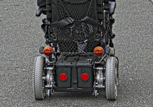 Un disabile in scooter elettrico