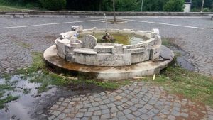 La fontana “Girotondo delle piccole cose” in stato di abbandono