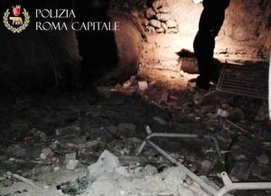 Roma - Rifiuti e materiale edile nei sotterranei di Fontana di Trevi