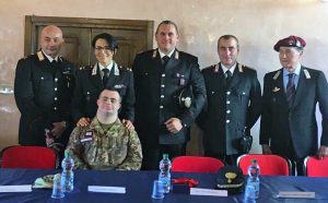 Alessandro Messina con una rappresentanza dei carabinieri, tra cui il maggiore Anna Patrono