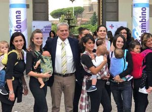 Viterbo - Il sindaco Giovanni Arena al flashmob di babywearing