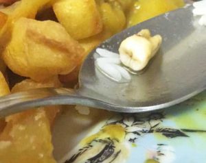 Dente umano nel cibo cinese - La foto postata su Facebook da Stephanie McDonough