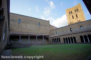 Tuscania - Il chiostro dell'abbazia di San Giusto
