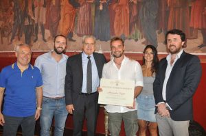 Viterbo - Il sindaco Arena consegna l'attestato di merito sportivo ad Alessandro Vaglio