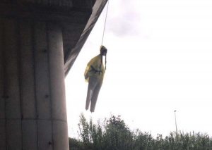 Roma - Il fantoccio, che raffigura Greta Thunberg, appeso a un ponte