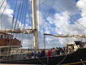 Civitavecchia - L'istituto L. Calamatta e la Guardia costiera visitano la nave scuola Gulden Leeuw