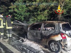 Terni - Incendio in superstrada, auto divorata dalle fiamme