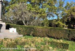 Pratogiardino Lucio Battisti - Nell'abbandono il busto a Vittorio Emanuele II