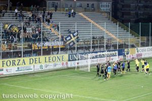 Sport - Calcio - Viterbese - La squadra sotto la curva