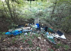 Soriano nel Cimino - Discarica abusiva vicino alla sorgente dell'Acquaspasa