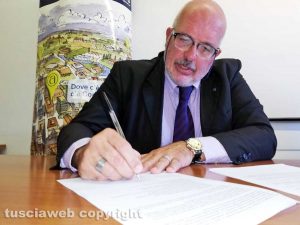 Viterbo - Stefano Signori firma il manifesto di Confartigianato