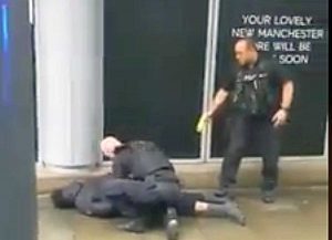 Manchester - Accoltella persone fuori da un supermercato