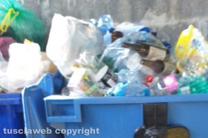 Bolsena - I cassonetti della plastica in via Cristoforo Colombo