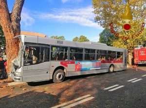 Roma - Bus contro albero