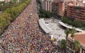 Barcellona - I manifestanti in marcia per protestare contro la condanna dei leader secessionisti catalani
