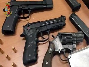 Le pistole e le munizioni trovate a casa della coppia arrestata