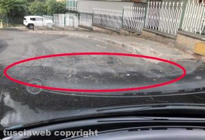 Via Monfalcone - Slalom tra buche e auto in sosta selvaggia