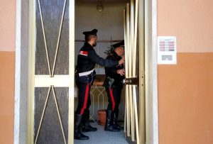 Civitavecchia - Uccide a pugni un'anziana - I carabinieri sul luogo dell'omicidio