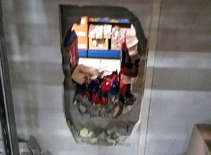 Civita Castellana - Il foro praticato in una parete per entrare nel supermercato