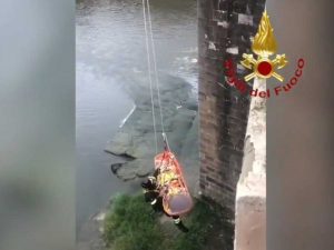 Firenze - I soccorsi per la ragazza caduta nel fiume Arno