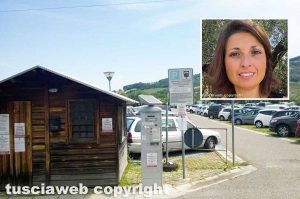 Il parcheggio di Molegnano a Orte - Nel riquadro Lara Scapigliati presidente del Comitato pendolari