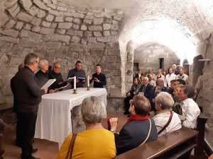 Il coro Francigeno nella cripta