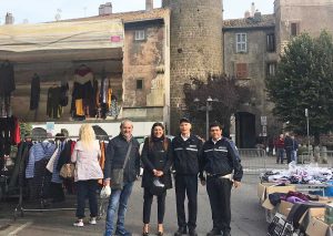 Bagnaia - L'assessora Mancini al mercato con gli agenti della polizia locale