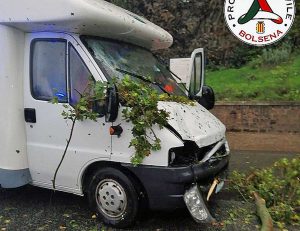 Bolsena - Albero cade sulla Cassia Nord e piomba su un camper
