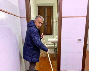Civita Castellana - Comune allagato - Il sindaco Caprioli con la scopa