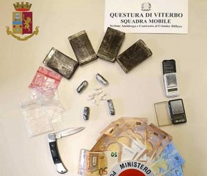 La droga e i contanti sequestrati al 31enne dalla squadra mobile