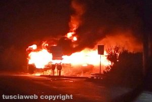 Autobus in fiamme sulla Verentana