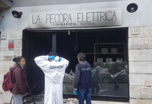 Roma - Incendio alla Pecora elettrica