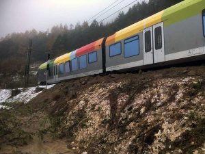 Bolzano - Frana in Alto Adige, deraglia un treno