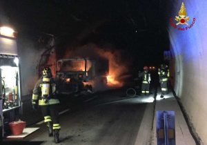 Spotorno - Tir brucia in galleria sull'autostrada A10