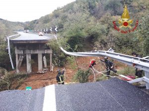 Savona - Crolla tratto del viadotto sulla Torino-Savona