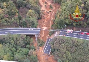Savona - Crolla tratto del viadotto sulla Torino-Savona