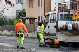 Operai impegnati a riparare le buche...
