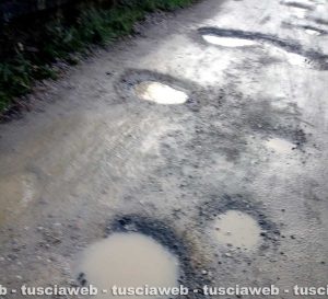 Oriolo Romano - Le buche in strada della Castellina