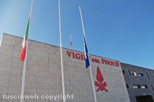Viterbo - Bandiere a mezz'asta alla caserma dei vigili del fuoco