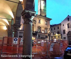 Viterbo - Lavori sotto la pioggia a piazza del Plebiscito - Foto di Assunta Ricci