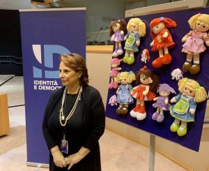 Luisa Regimenti al "Muro delle bambole"