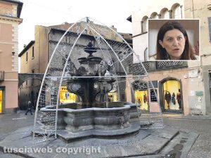 La fontana di piazza delle Erbe con il baldacchino natalizio e l'assessora Alessia Mancini