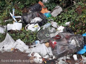 Viterbo - Rifiuti abbandonati in via Petroselli
