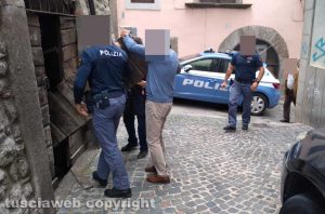 Viterbo - Via della Casaccia - Sfondano la porta e si introducono dentro una cantina - Interviene la polizia